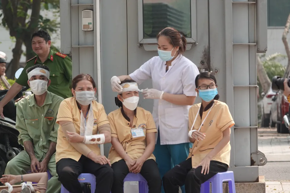Lực lượng y tế sơ cấp cứu cho cán bộ, nhân viên tòa nhà. Ảnh: XUÂN QUỲNH Lực lượng y tế sơ cấp cứu cho cán bộ, nhân viên tòa nhà. Ảnh: XUÂN QUỲNH