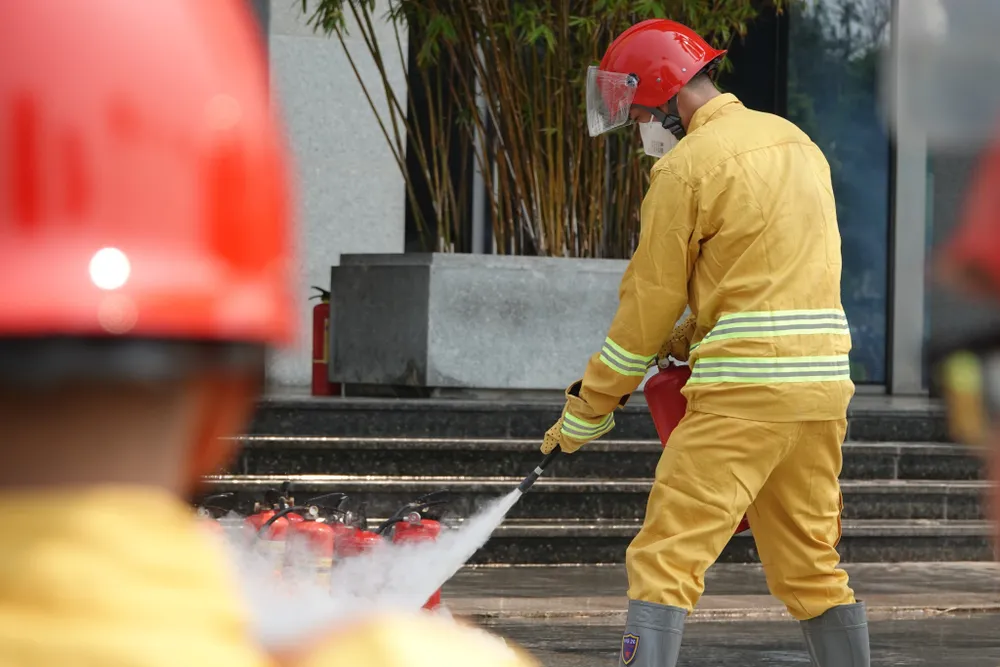 Buổi diễn tập có sự tham gia của nhiều lực lượng trong đó chủ chốt là lực lượng PCCC và CNCH. Ảnh: XUÂN QUỲNH Buổi diễn tập có sự tham gia của nhiều lực lượng trong đó chủ chốt là lực lượng PCCC và CNCH. Ảnh: XUÂN QUỲNH