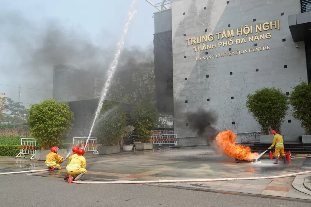 Đội PCCC và CNCH dập lửa trước sảnh cửa số 1 và trên tầng cao. Ảnh: XUÂN QUỲNH Đội PCCC và CNCH dập lửa trước sảnh cửa số 1 và trên tầng cao. Ảnh: XUÂN QUỲNH