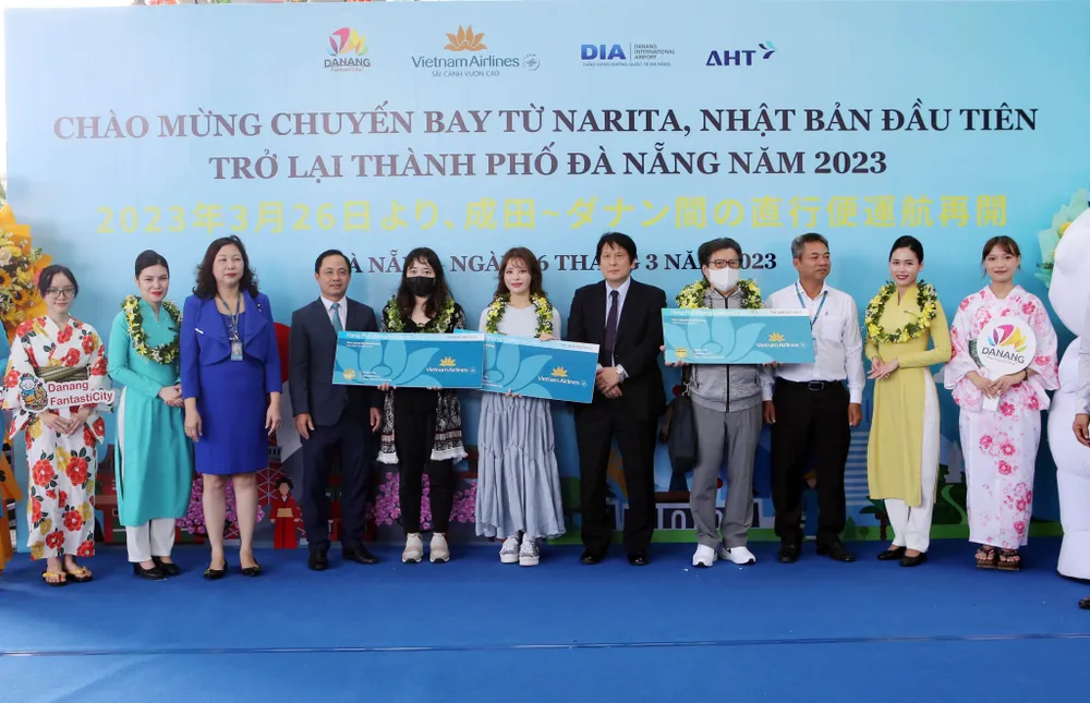 Trao tặng 3 vé khứ hồi cho 3 vị khách may mắn trên chuyến bay Narita (Nhật Bản)- Đà Nẵng