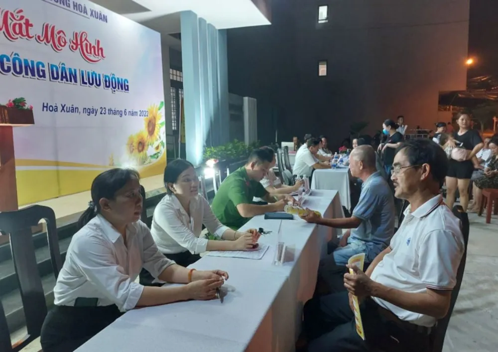 Tổ hỗ trợ công dân lưu động của UBND phường Hòa Xuân (quận Cẩm Lệ) thực hiện hướng dẫn thủ tục hành chính cho các khu dân cư trên địa bàn