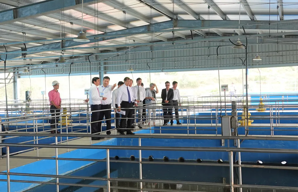 Lãnh đạo UBND TP Đà Nẵng kiểm tra tình hình triển khai Dự án Nhà máy nước Hòa Liên giai đoạn 1. Ảnh: XUÂN QUỲNH