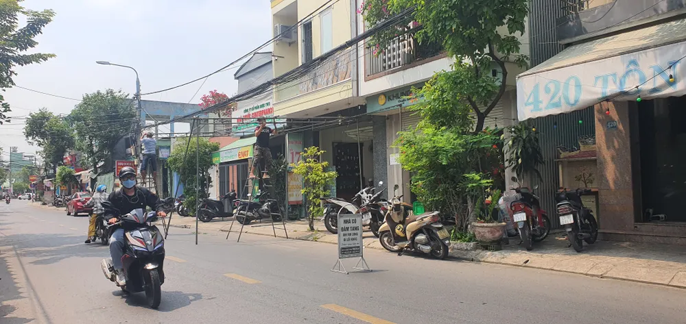 Hiện gia đình đang dựng rạp để chuẩn bị đám tang cho các nạn nhân. Ảnh: XUÂN QUỲNH