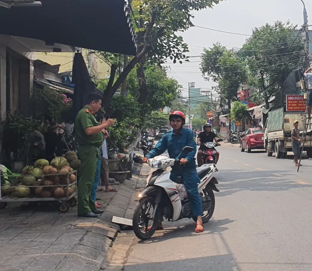 Lực lượng chức năng của phường đến đảm bảo giao thông tuyến đường trước nhà nạn nhân tại phường Hoà An. Ảnh: XUÂN QUỲNH
