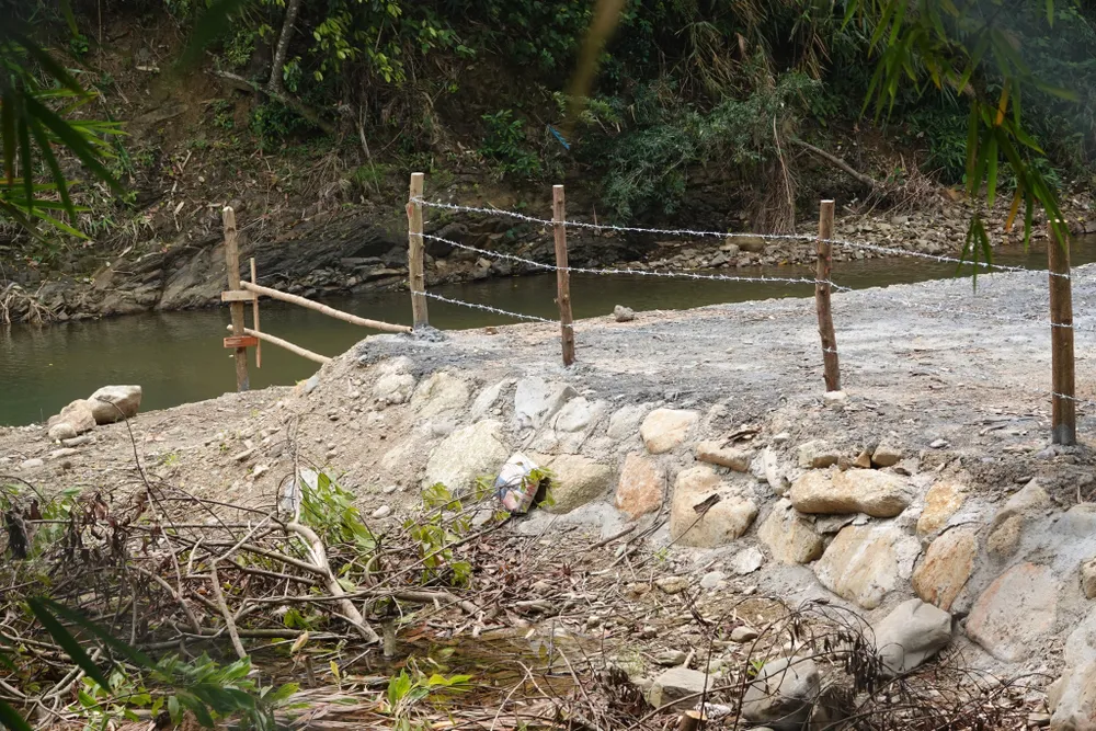 Một khu vực phía trong Róc Rách Glamping cũng đổ đất đá. Ảnh: XUÂN QUỲNH