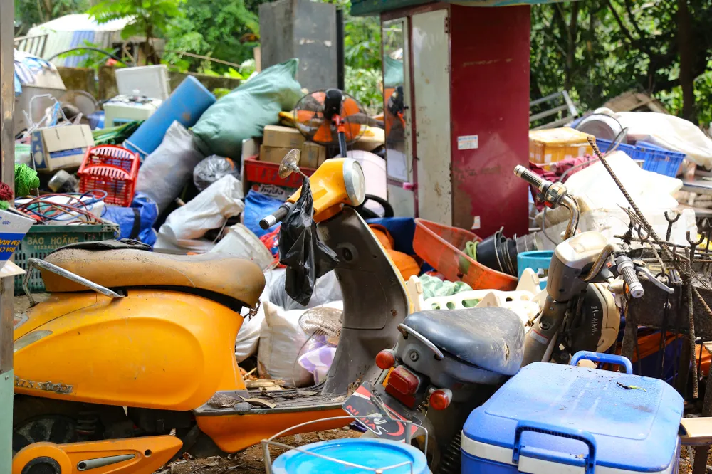 Các vật dụng tại những công trình không phép. Ảnh: XUÂN QUỲNH