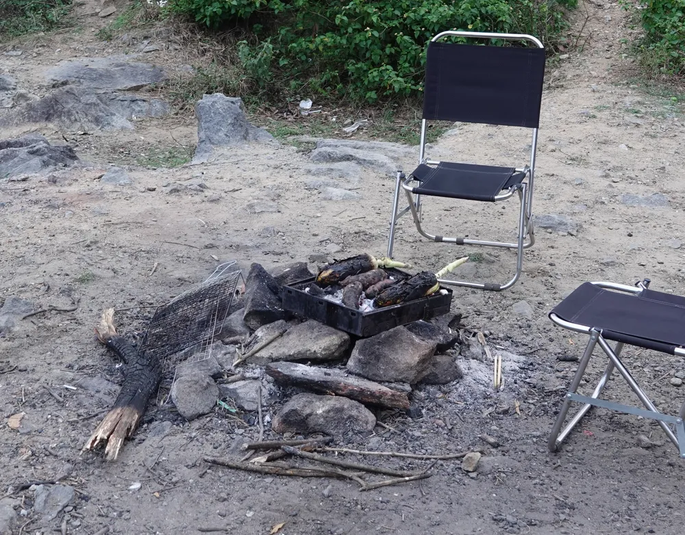 Nếu không dập tàn lửa hẳn thì đó là một trong nguyên nhân dễ xảy ra cháy. Ảnh: XUÂN QUỲNH Nếu không dập tàn lửa hẳn thì đó là một trong nguyên nhân dễ xảy ra cháy. Ảnh: XUÂN QUỲNH