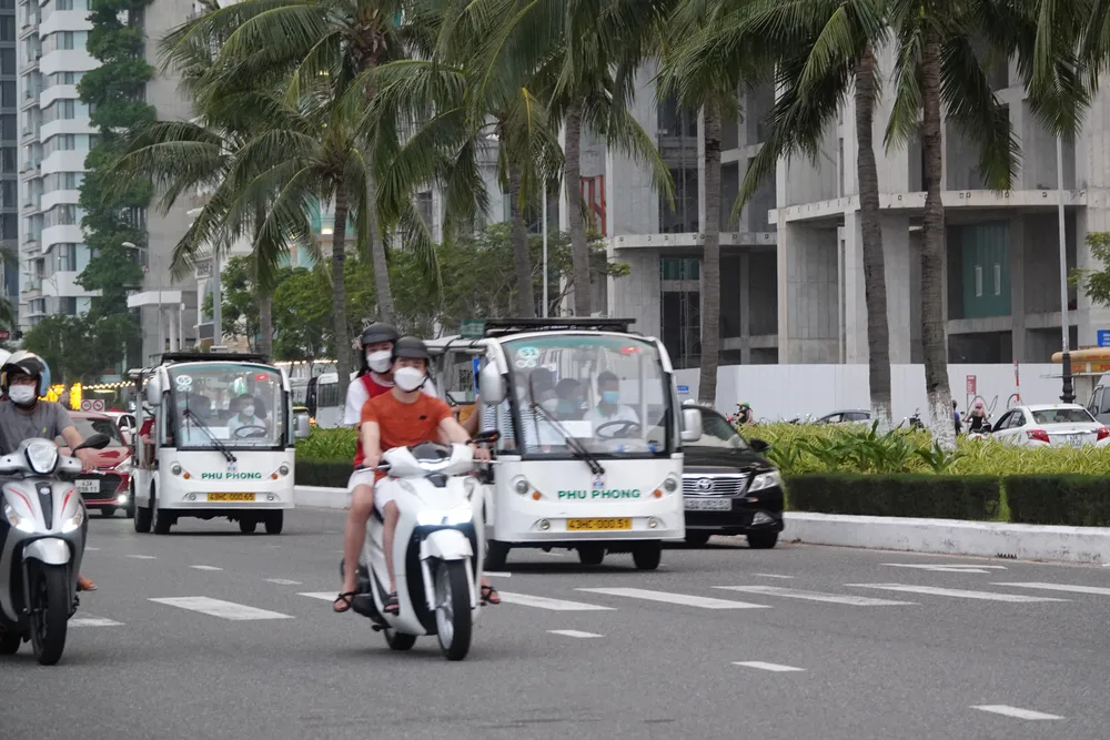 Nhiều xe điện chở du khách trên tuyến đường Võ Nguyên Giáp (quận Sơn Trà, TP Đà Nẵng). Ảnh: XUÂN QUỲNH