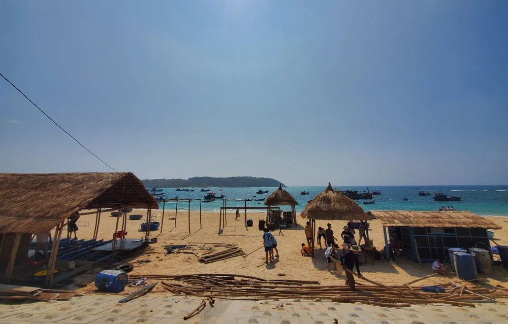 Làng biển Bình Định chuẩn bị đón khách du lịch trải nghiệm loại hình ngắm biển, đảo. Ảnh: NGỌC OAI