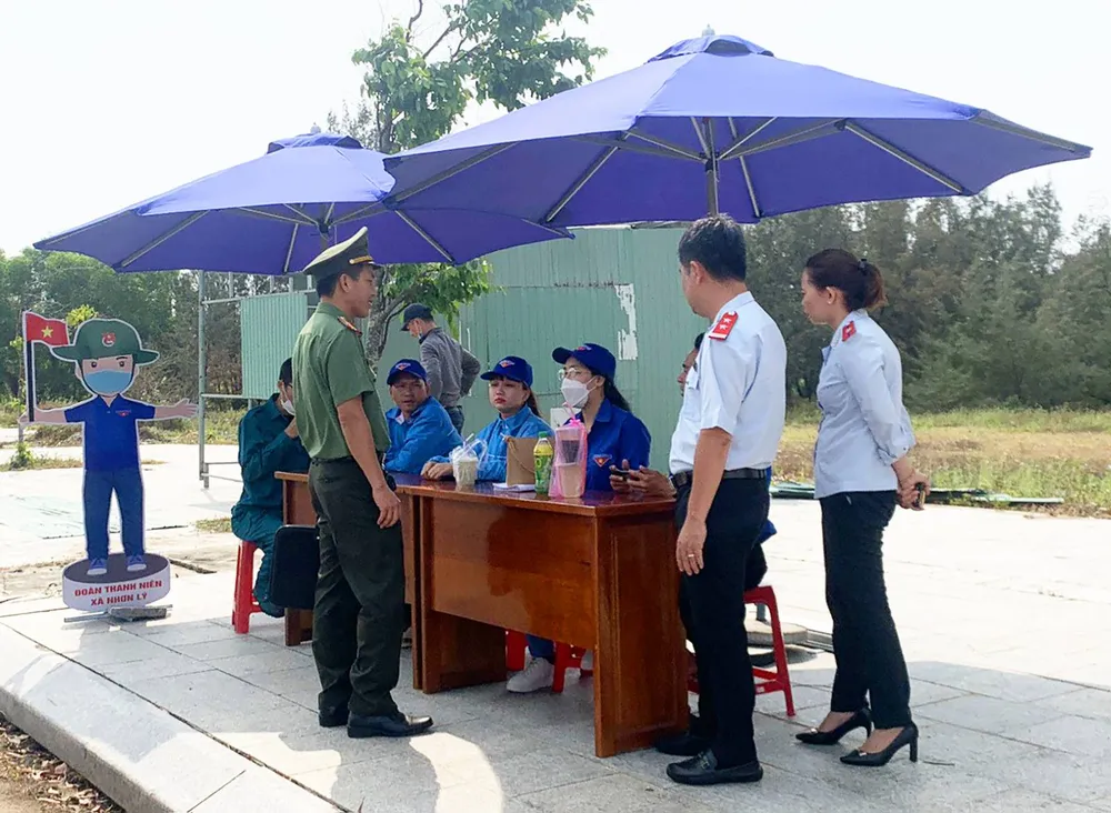 Lực lượng chức năng, đoàn thanh niên xã bán đảo Nhơn Lý (TP Quy Nhơn) lập trạm cơ động hỗ trợ du khách tránh nạn "cò" du lịch. Ảnh: NGỌC OAI