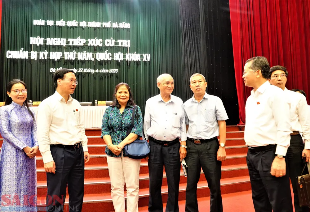 Chủ tịch nước Võ Văn Thưởng và Bí thư Thành ủy TP Đà Nẵng Nguyễn Văn Quảng trao đổi với cử tri Đà Nẵng. Ảnh: XUÂN QUỲNH