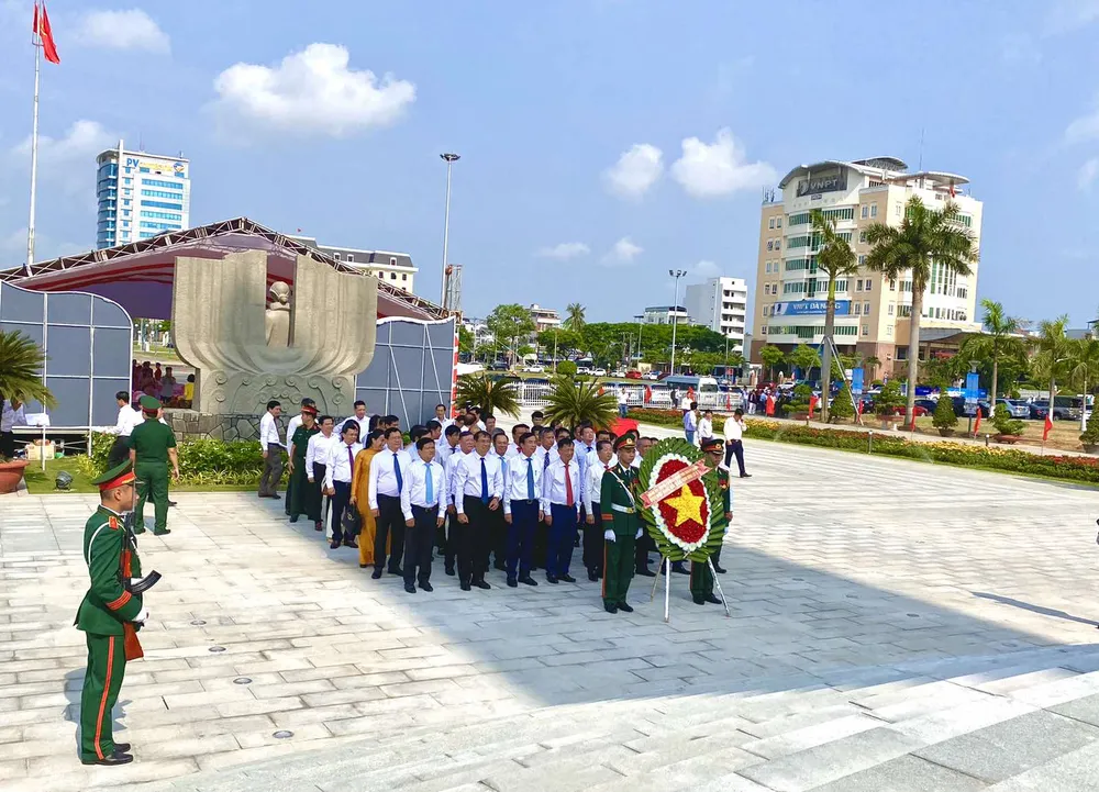 Về tham dự lễ khánh thành, lãnh đạo TP Đà Nẵng thực hiện nghi lễ dâng hương, dâng hoa để tưởng nhớ các anh hùng liệt sĩ. Ảnh: PHẠM NGA