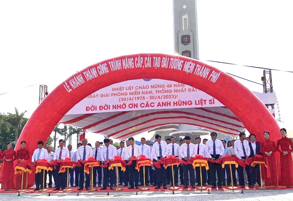 Lãnh đạo TP Đà Nẵng cắt băng khánh thành Đài tưởng niệm thành phố. Ảnh: PHẠM NGA