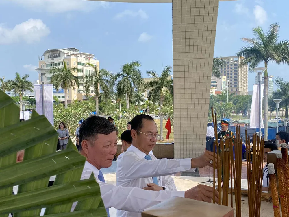 Lãnh đạo TP Đà Nẵng dâng hương tại Đài tưởng niệm. Ảnh: PHẠM NGA