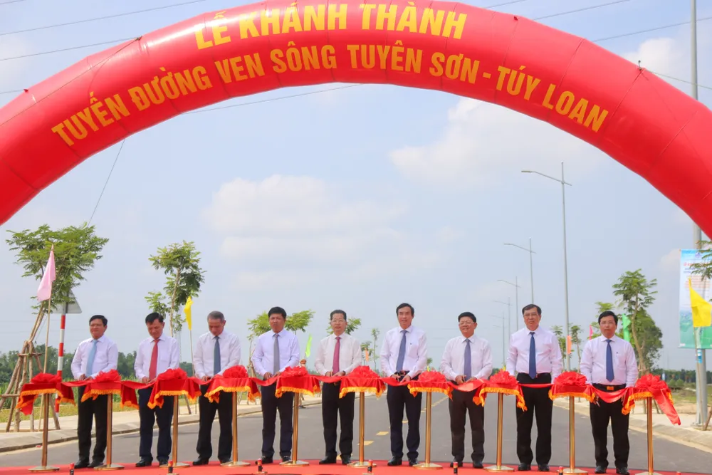 Lãnh đạo TP Đà Nẵng cắt băng khánh thành công trình. Ảnh: XUÂN QUỲNH