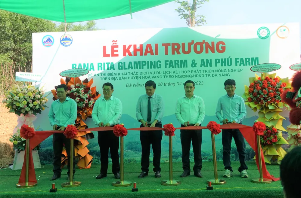 Lãnh đạo huyện Hòa Vang cắt băng khai trương. Ảnh: XUÂN QUỲNH