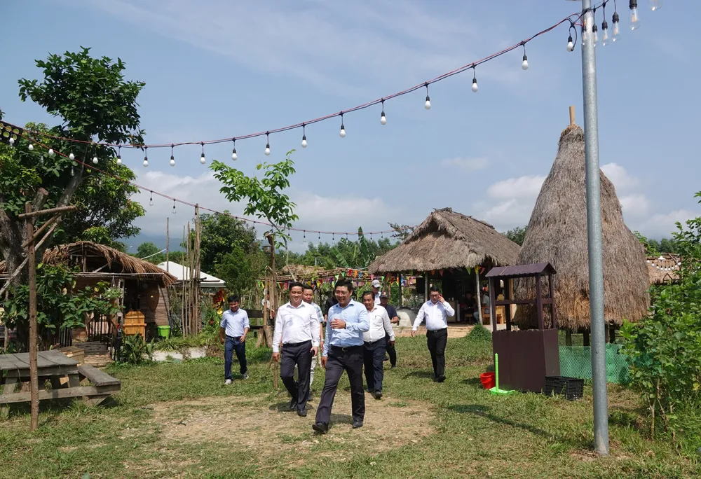 Lãnh đạo địa phương tham quan mô hình cơ sở An Phú Farm. Ảnh: XUÂN QUỲNH