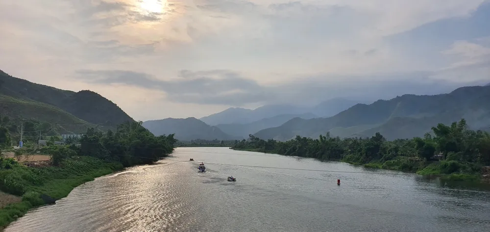 Ngắm hoàng hôn trên sông Cu Đê. Ảnh: XUÂN QUỲNH