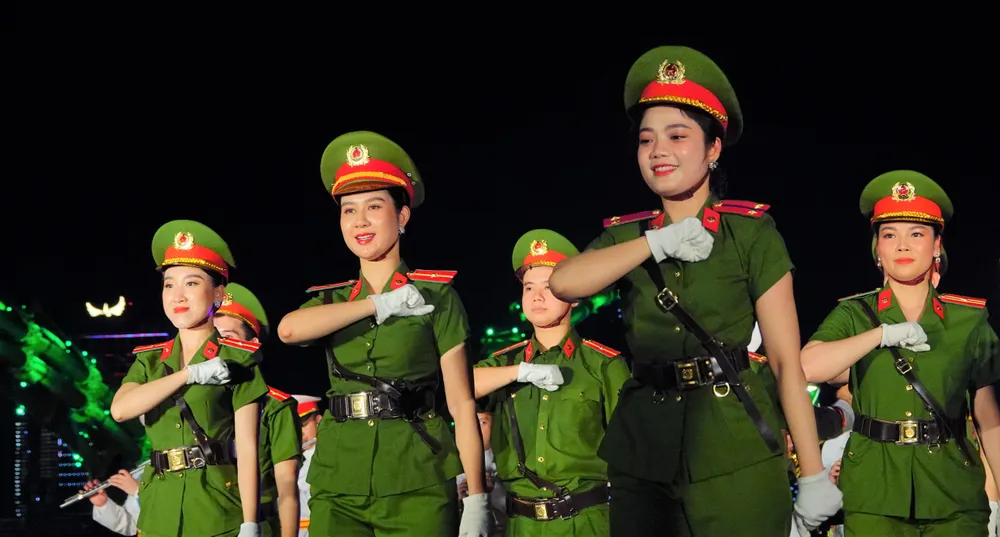 Những nữ chiến sĩ Công an nhân dân rạng rỡ trình diễn trên đường phố Đà Nẵng. Ảnh: XUÂN QUỲNH