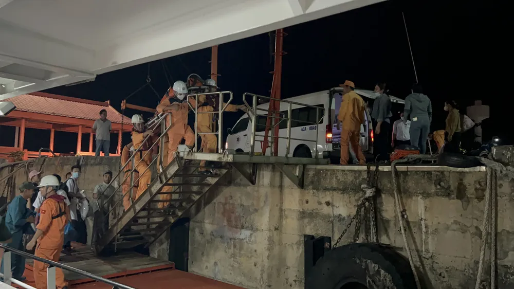 Thuyền viên Thái được đưa về bờ để bàn giao cho lực lượng chức năng điều trị vào tối ngày 28-4 Thuyền viên Thái được đưa về bờ để bàn giao cho lực lượng chức năng điều trị vào tối ngày 28-4