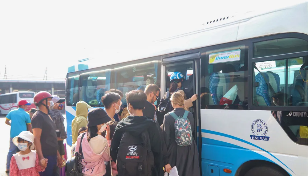 Lượng khách tăng đột biến so với ngày thường khiến nhiều nhà xe phải vất vả sắp xếp chỗ ngồi cho khách. Ảnh: XUÂN QUỲNH