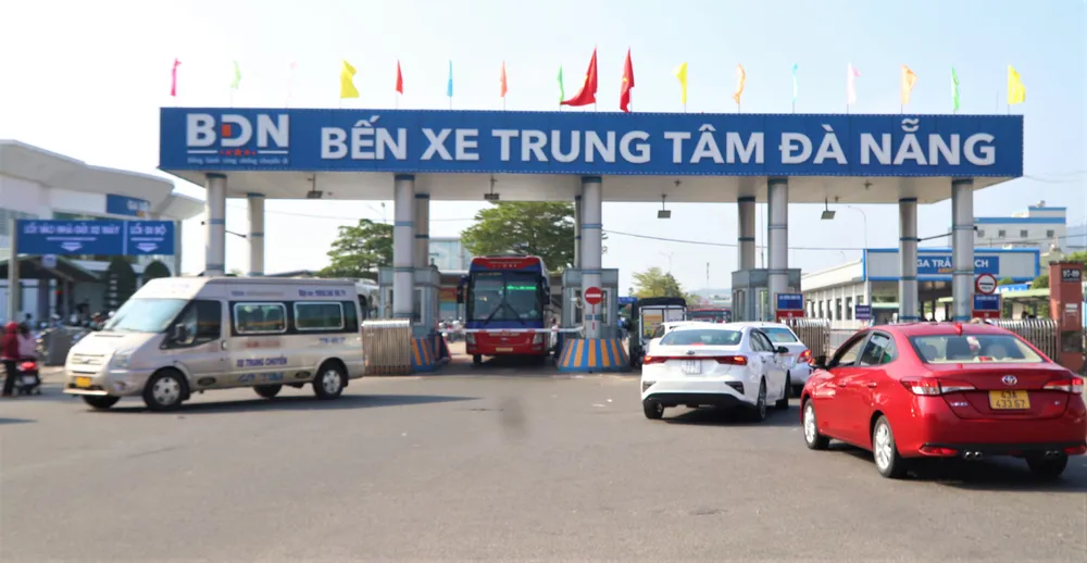 Các phương tiện ra vào khu vực Bến xe Đà Nẵng. Ảnh: XUÂN QUỲNH