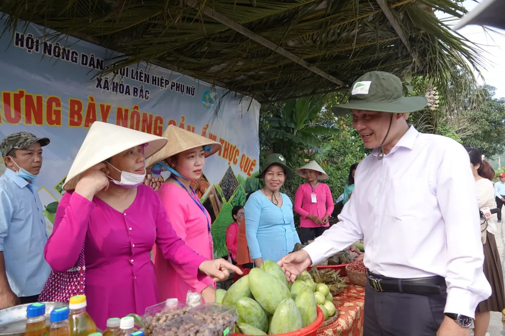 Ông Thái Văn Hoài Nam, Chủ tịch UBND xã Hòa Bắc tại quầy trưng bày nông sản địa phương phục vụ du khách. Ảnh: XUÂN QUỲNH Ông Thái Văn Hoài Nam, Chủ tịch UBND xã Hòa Bắc tại quầy trưng bày nông sản địa phương phục vụ du khách. Ảnh: XUÂN QUỲNH