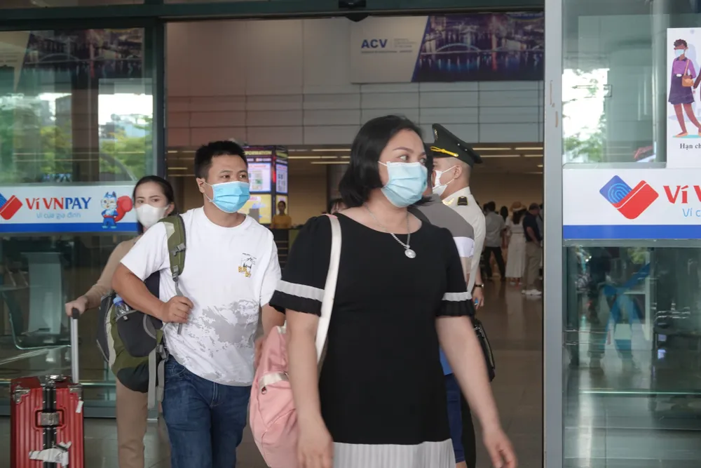 Người dân, du khách hầu hết đều mang khẩu trang. Ảnh: XUÂN QUỲNH