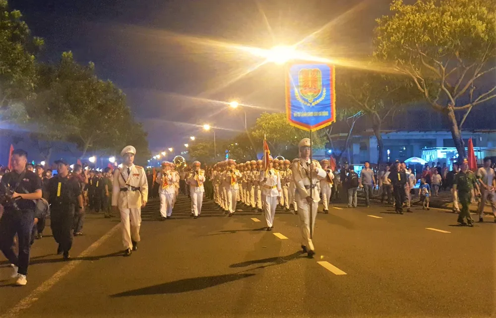 Tại mỗi điểm dừng, Đoàn nghi lễ trình diễn kèn nhạc và vũ đạo phục vụ người dân. Ảnh: XUÂN QUỲNH