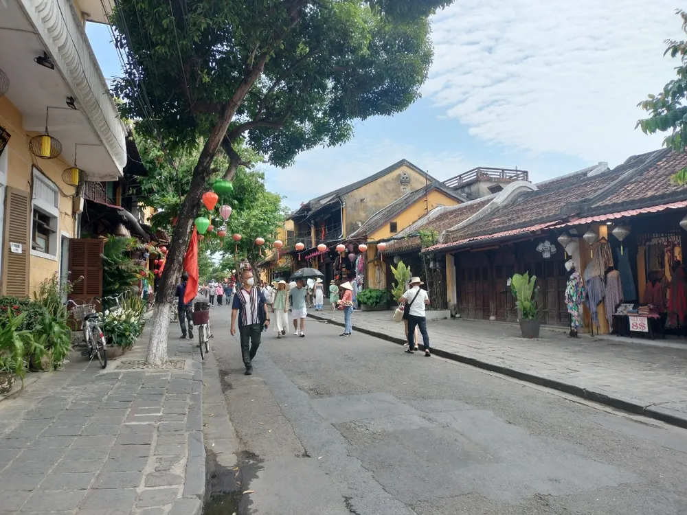 Ước tính trong những ngày đầu của dịp nghỉ lễ, TP Hội An đón khoảng 5.000 du khách đến tham quan. Ảnh: NGUYỄN CƯỜNG