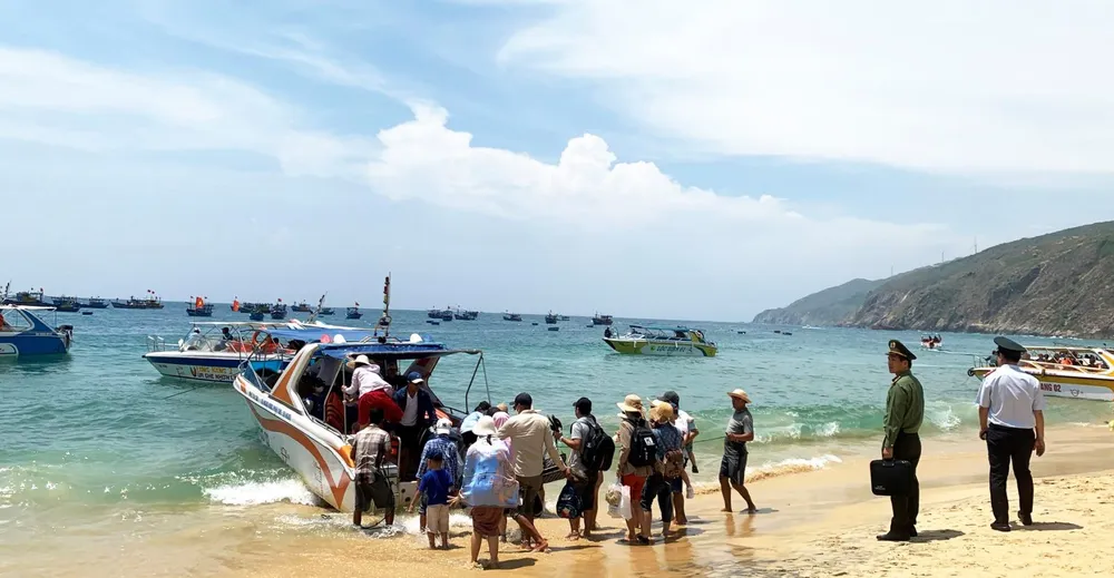 Lực lượng chức năng giám sát các hoạt động du lịch, vận tải đưa đón khách ở thắng cảnh Kỳ Co - Eo Gió (TP Quy Nhơn, tỉnh Bình Định). Ảnh: NGỌC OAI