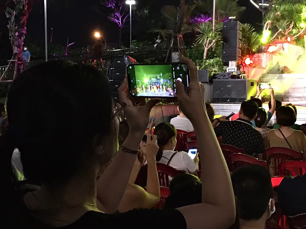 Du khách thích thú quay lại những tiết mục của chương trình