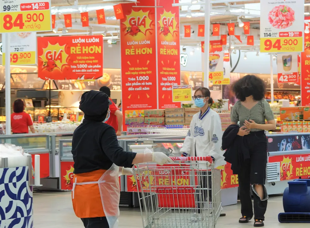 Du khách đến siêu thị GO! Đà Nẵng. Ảnh: XUÂN QUỲNH