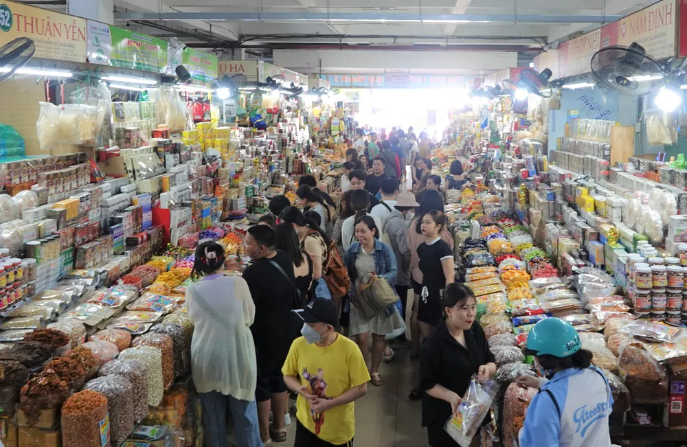 Chợ Hàn đông đúc du khách từ 9 giờ sáng mỗi ngày lễ. Ảnh: XUÂN QUỲNH