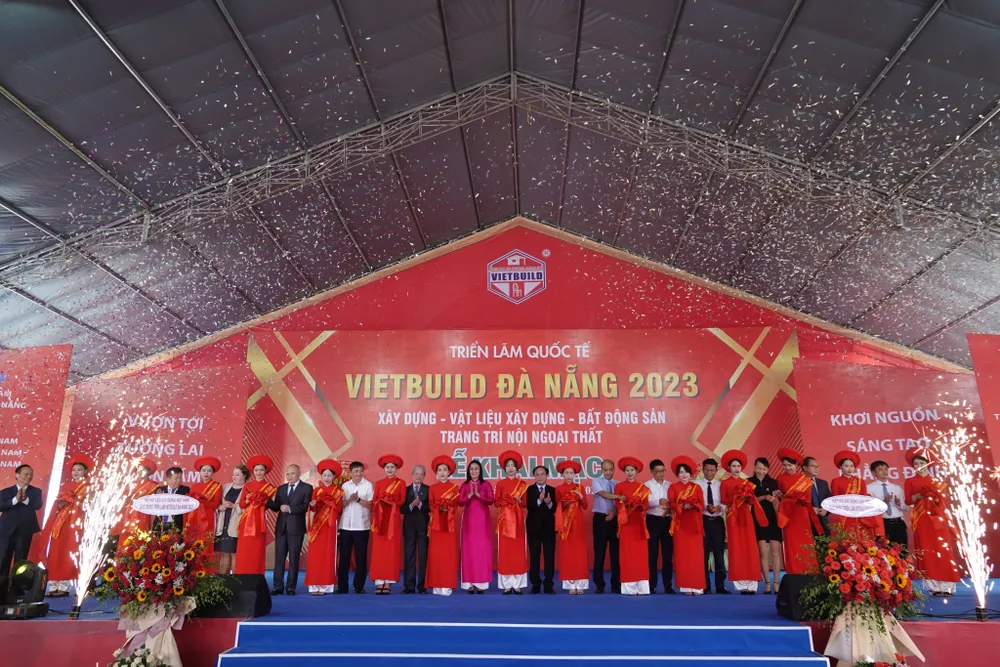 Nghi lễ cắt băng khai mạc. Ảnh: XUÂN QUỲNH