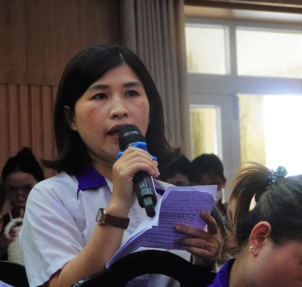 Chị Phạm Thị Tường Vi, người lao động Công ty TNHH Mabuchi Motor Đà Nẵng phản ánh. Ảnh: XUÂN QUỲNH