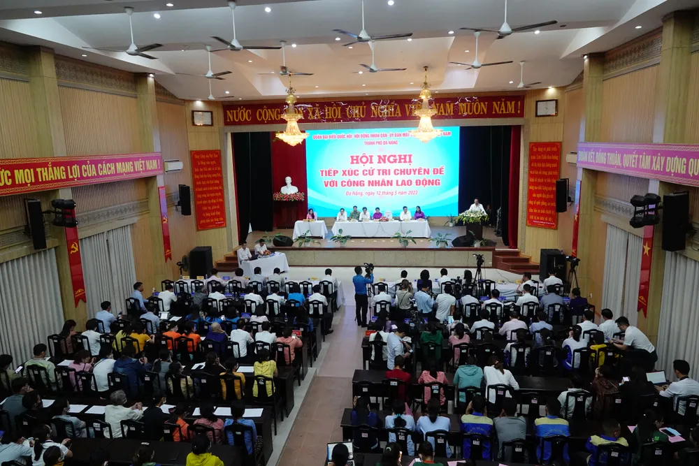 Hơn 200 công nhân, người lao động đã kiến nghị nhiều vấn đề “nóng”. Ảnh: XUÂN QUỲNH