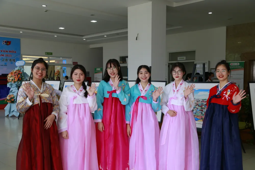 Đây là dịp sinh viên, người dân tìm hiểu về văn hóa Hàn Quốc