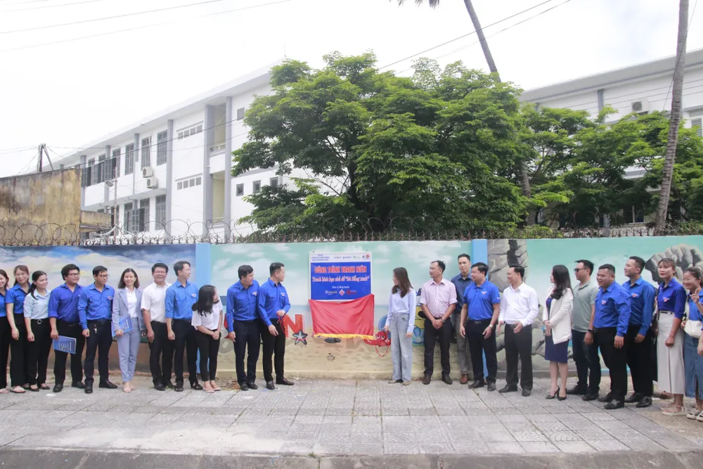 Vẽ tranh tường với chủ đề “Đà Nẳng xanh ” dọc các mảng tưòng của tuyến đường Yên Khê 1