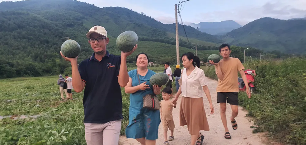 Khách du lịch mua dưa hấu của nông dân. Ảnh: XUÂN QUỲNH