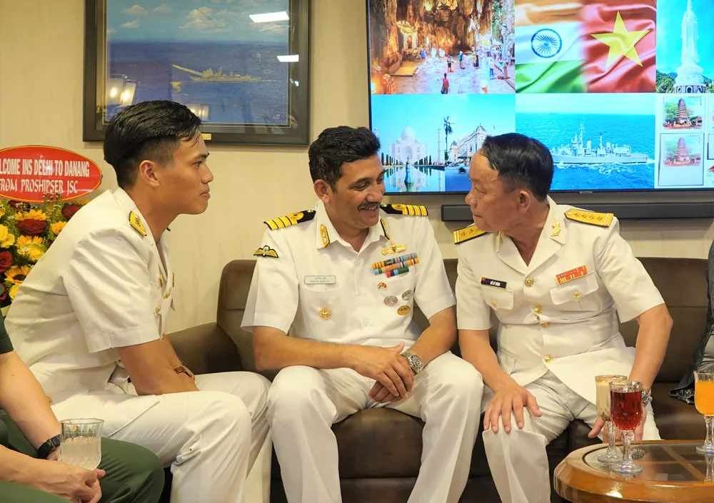 Hai bên thăm hỏi, trao đổi thông tin. Ảnh: XUÂN QUỲNH