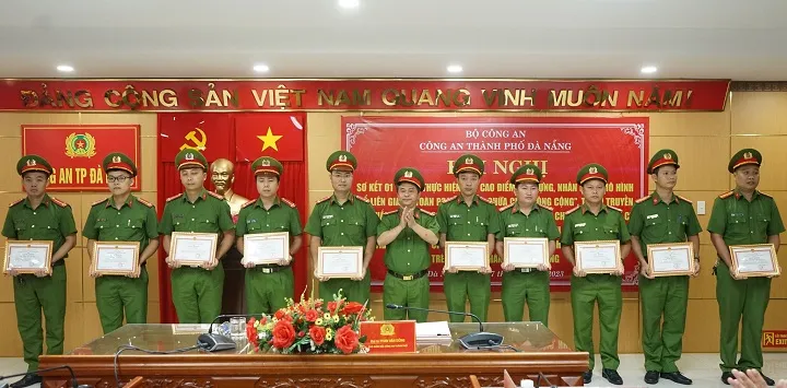 Dịp này, Công an TP Đà Nẵng tặng Giấy khen cho 5 tập thể, 11 cá nhân, “thưởng nóng” 2 triệu đồng cho Công an quận Hải Châu, Công an quận Thanh Khê vì đã có thành tích xuất sắc trong đợt cao điểm