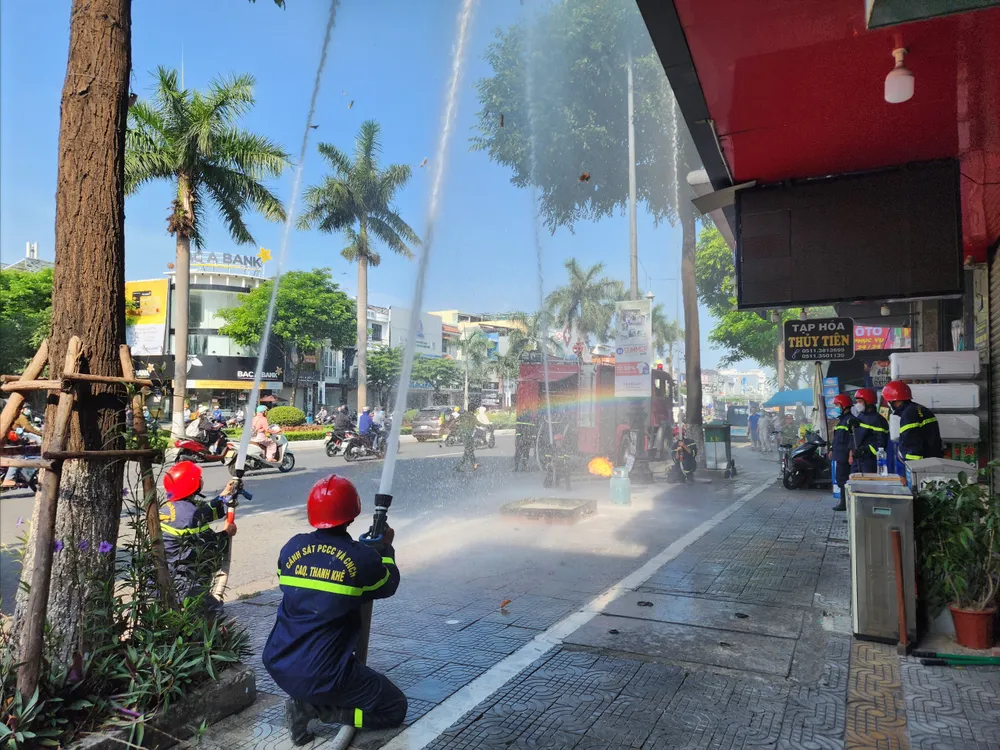 Lực lượng PCCC tham quan mô hình Tổ liên gia phòng cháy chữa cháy tại khu dân cư