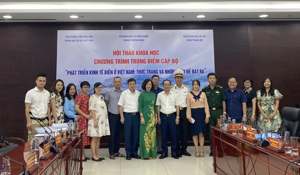 Xây dựng chính sách thu hút và cộng tác với các chuyên gia giỏi trong và ngoài nước