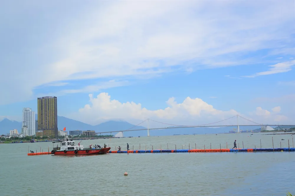 Lực lượng Biên phòng TP Đà Nẵng đang hoàn tất xây dựng cầu phao trong khu vực diễn ra lễ hội DIFF. Ảnh: XUÂN QUỲNH
