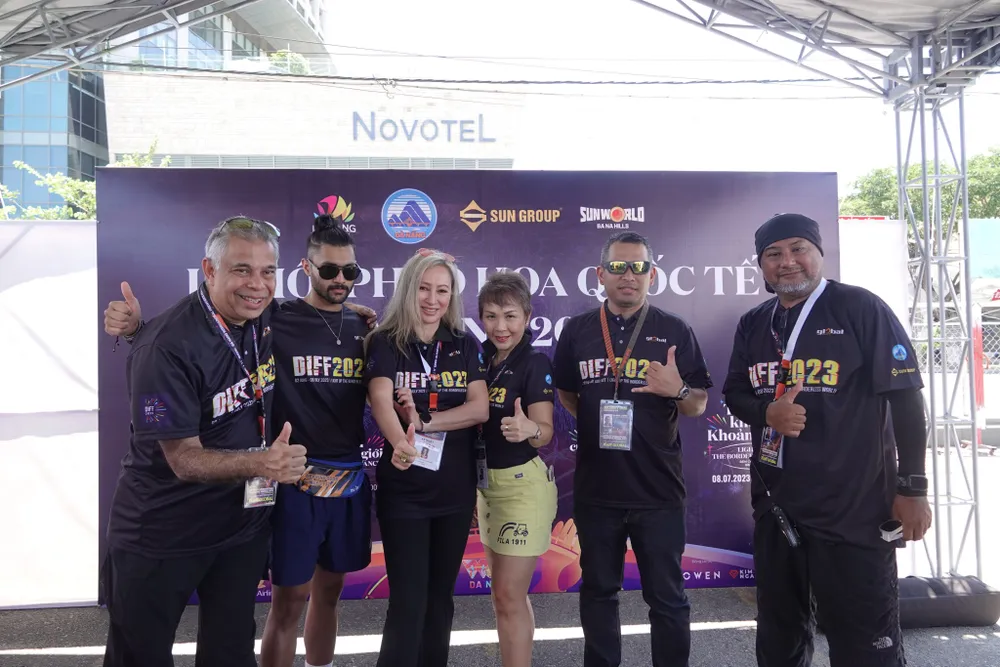 Để chuẩn bị cho DIFF 2023, các thành viên của Công ty Tư vấn tổ chức pháo hoa Global 2000 đến Đà Nẵng từ sớm để khảo sát bãi bắn, chuẩn bị vị trí cho các đội thi lắp đặt pháo. Ảnh: XUÂN QUỲNH