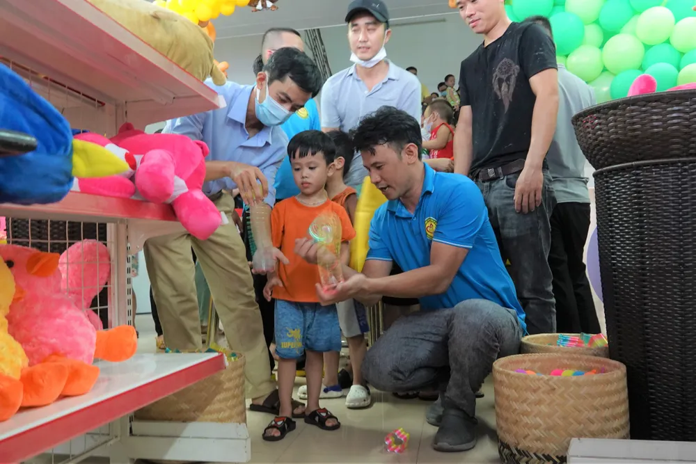 Thành viên của chương trình hướng dẫn để các em bé tự chọn quà. Ảnh: XUÂN QUỲNH