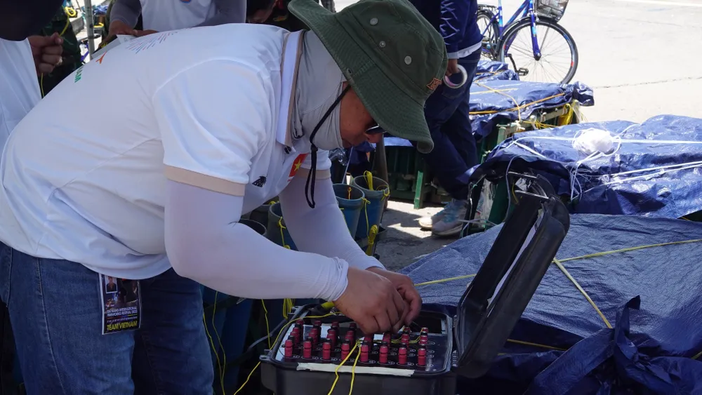 Các thành viên đội pháo hoa Đà Nẵng - Việt Nam đang thao tác cho ngòi nổ. Ảnh: XUÂN QUỲNH