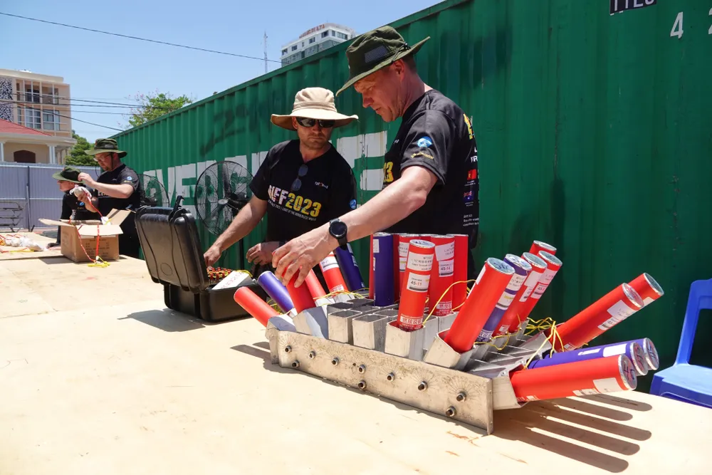 Thời tiết nắng nóng nhưng các thành viên rất miệt mài lắp đặt pháo. Ảnh: XUÂN QUỲNH