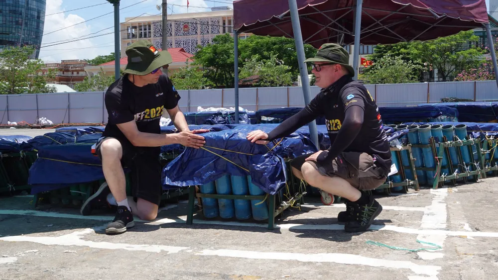 Đội Phần Lan rà soát trận địa pháo hoa. Ảnh: XUÂN QUỲNH